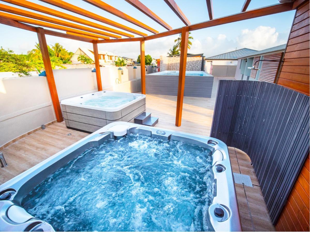 Studio Jacuzzi et piscine au centre ville de Port-Louis Extérieur photo