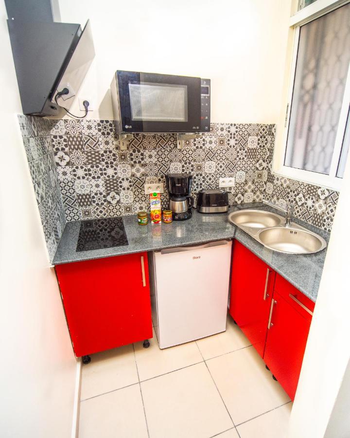Studio Jacuzzi et piscine au centre ville de Port-Louis Extérieur photo