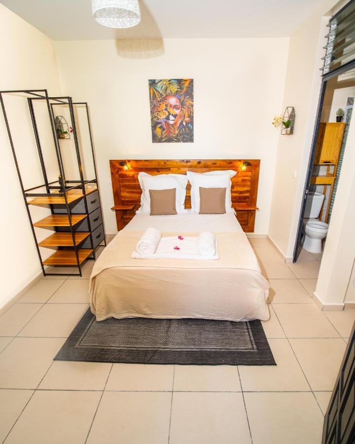 Studio Jacuzzi et piscine au centre ville de Port-Louis Extérieur photo
