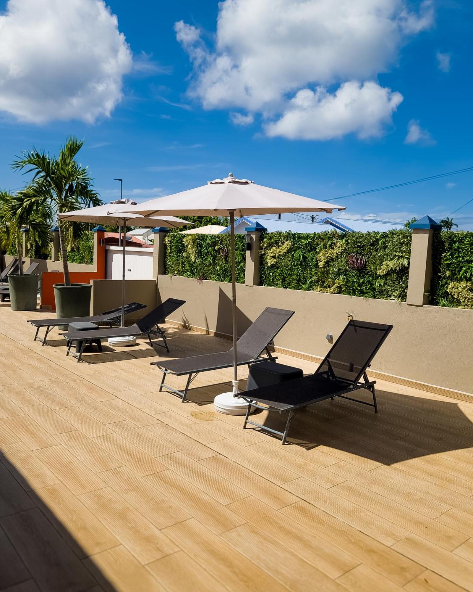 Studio Jacuzzi et piscine au centre ville de Port-Louis Extérieur photo